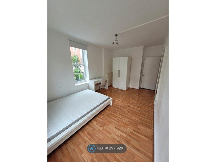 3 Bedroom Flat To Rent In Strood House, London, SE1