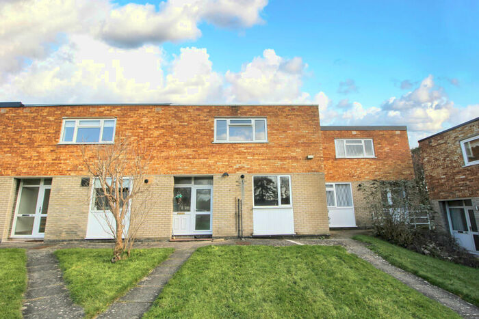 2 Bedroom House To Rent In Conifer Close, Reigate, RH2