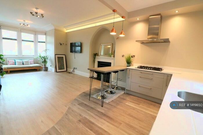 3 Bedroom Flat To Rent In Newcastle Drive, Nottingham, NG7