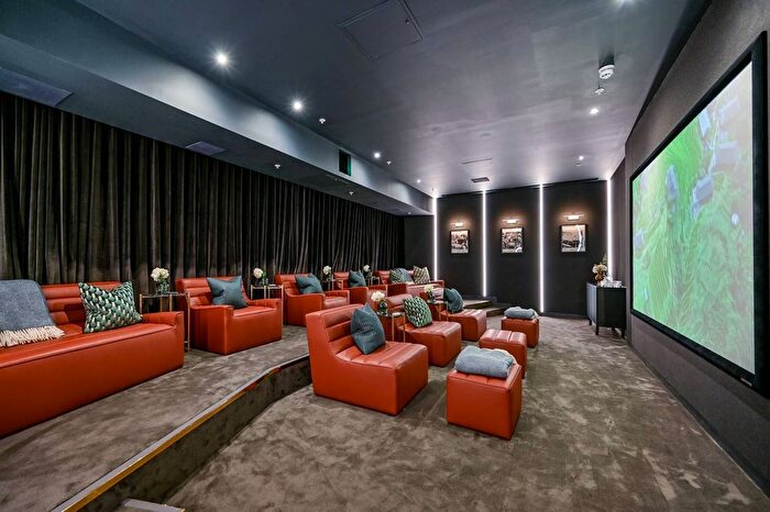 1 Bedroom Flat For Sale In Eden Grove, Staines, TW18