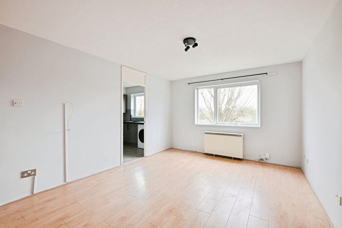 2 Bedroom Flat For Sale In Clyfton Close, Broxbourne, EN10