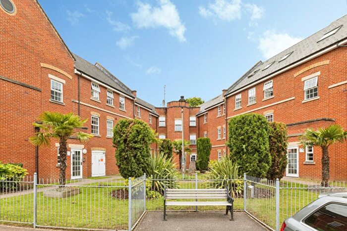 2 Bedroom Flat For Sale In Florey Gardens, Aylesbury, HP20