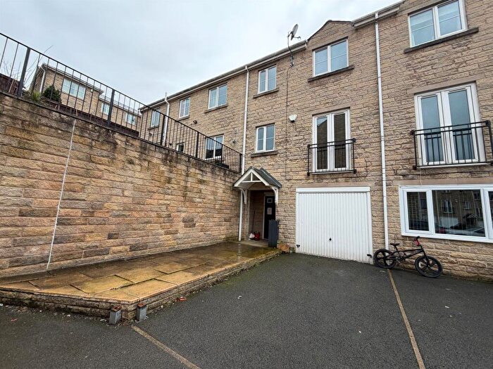 4 Bedroom Town House For Sale In Heatherdale Close, Halifax, HX3