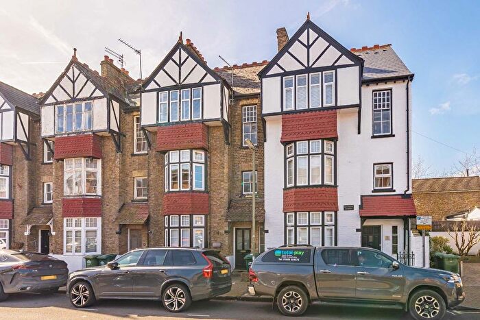 2 Bedroom Flat For Sale In The Avenue, Sunbury-On-Thames, TW16
