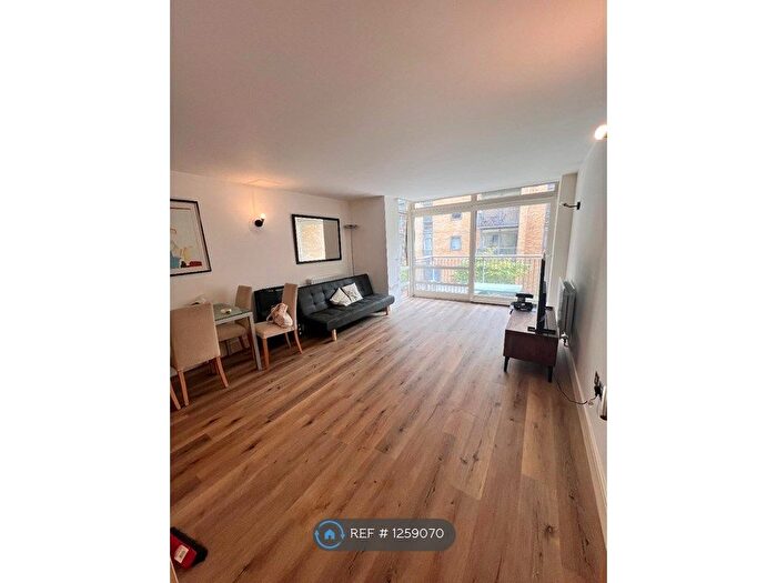 1 Bedroom Flat To Rent In Gainaborough House, London, E14