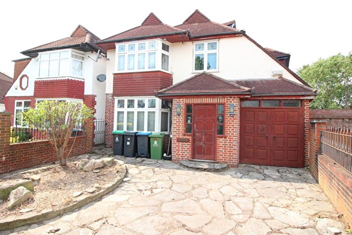 4 Bedroom Detached House For Sale In Brockenhurst Avenue, Worcester Park, KT4