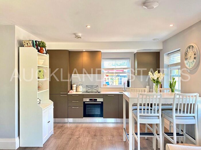 2 Bedroom Apartment For Sale In Swan Lodge, Brookmans Park, AL9