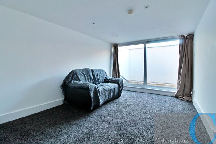 3 Bedroom Flat To Rent In Tooting Bec Road, London, SW17