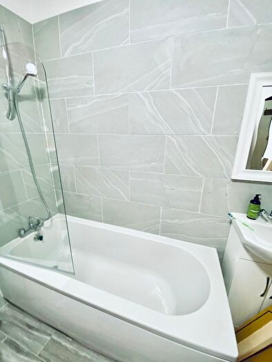 3 Bedroom Flat To Rent In Gassiot Road, London, SW17