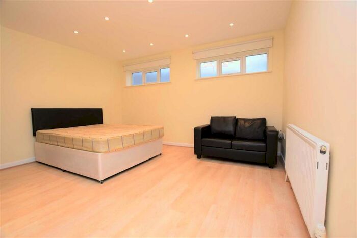 Flat To Rent In Finchley Road, Golders Green, NW11