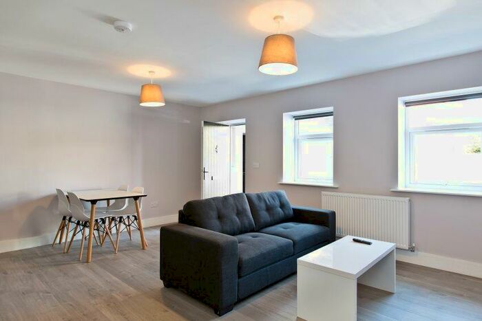 2 Bedroom Flat To Rent In Apartment, Lynthorpe House, City Centre, S1