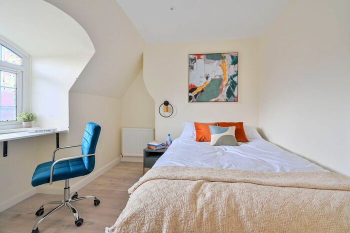 2 Bedroom Flat To Rent In Comber Grove, Camberwell, London, SE5
