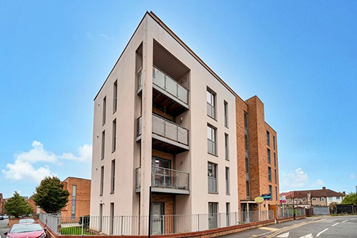 2 Bedroom Flat For Sale In Manor Lane, Feltham, TW13