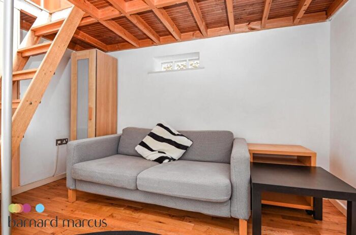 Flat To Rent In Musjid Road, London, SW11