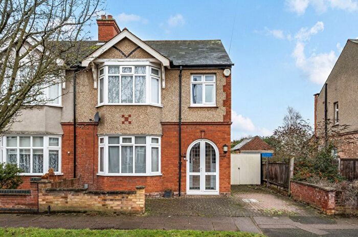 3 Bedroom Semi Detached House For Sale In Harvey Road, Bedford, MK41