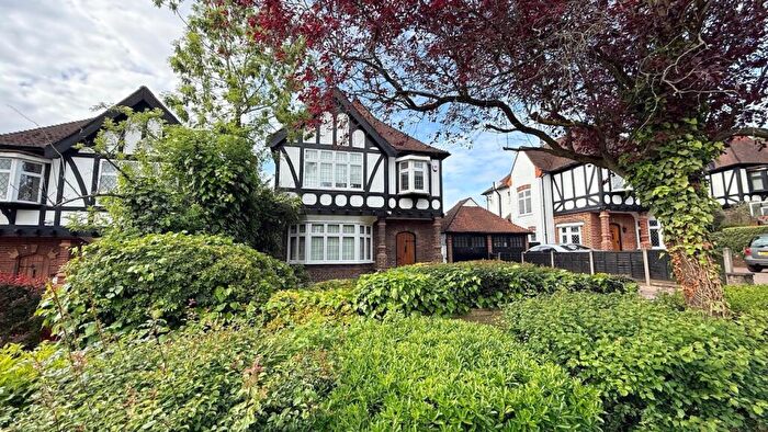 3 Bedroom House To Rent In Worcester Crescent, Woodford Green, IG8