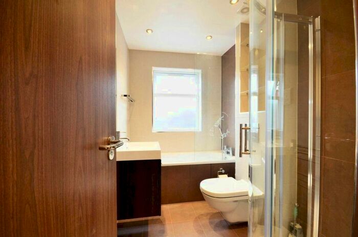 3 Bedroom Flat To Rent In Ritherdon Road, Balham, SW17