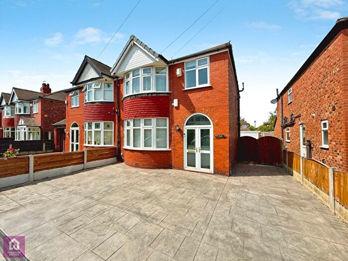 3 Bedroom Semi-Detached House For Sale In Oakleigh Avenue, Timperley, Altrincham, Greater Manchester, WA15