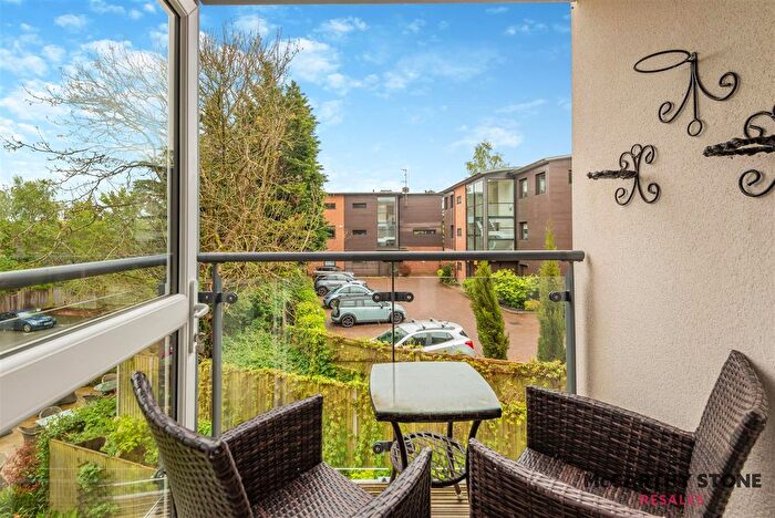 2 Bedroom Flat For Sale In Reading Road, Henley-On-Thames, RG9
