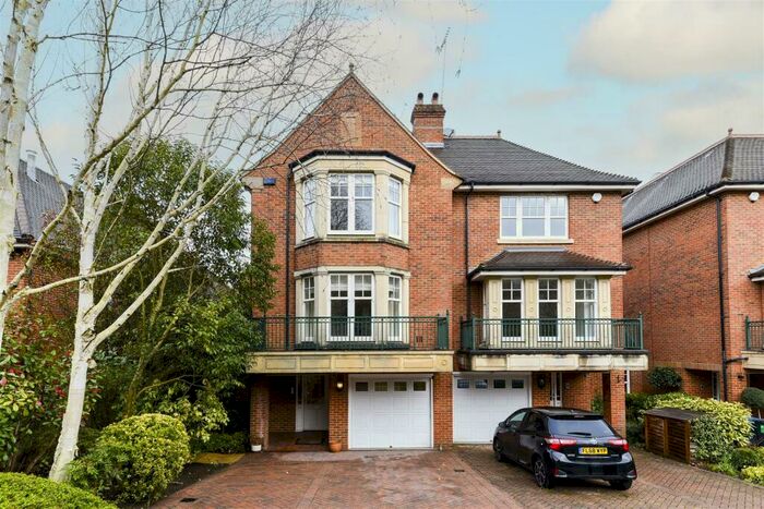 5 Bedroom Semi-Detached House To Rent In Mountview Close, Hampstead Garden Suburb, NW11
