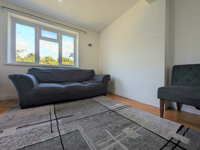 2 Bedroom Flat To Rent In Selborne Gardens, Hendon, London, NW4