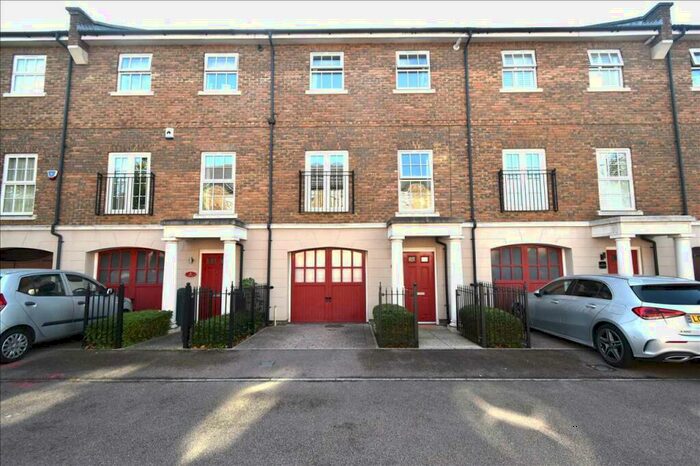 4 Bedroom House To Rent In Park Cliff Road, Greenhithe, DA9