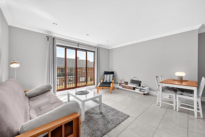 2 Bedroom Flat To Rent In Prince Of Wales Terrace, Chiswick, W4