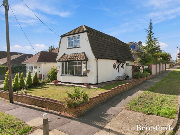 3 Bedroom Detached House For Sale In Cranham Gardens, Upminster, RM14
