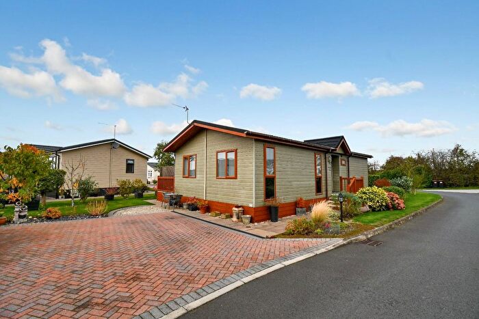 2 Bedroom Mobile/park Home For Sale In Ashdown Park Minskip Road, Boroughbridge, York, YO51