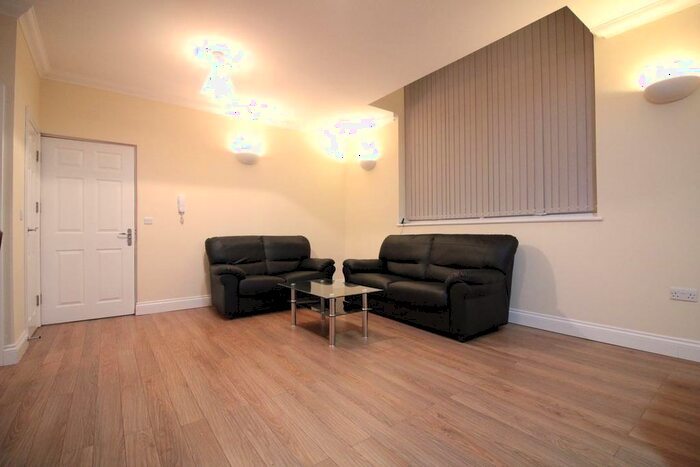 2 Bedroom Flat To Rent In College Road, Isleworth, TW7