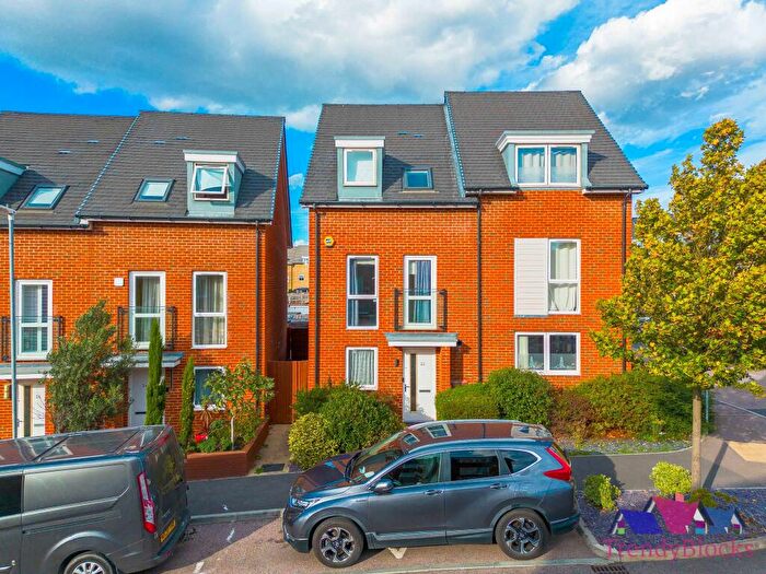4 Bedroom End Of Terrace House For Sale In Burroughs Drive, Dartford, Kent, DA1