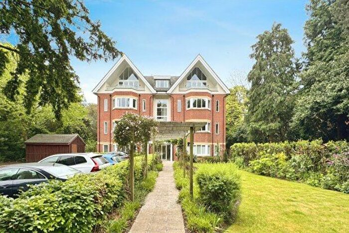 2 Bedroom Flat To Rent In Grovelands, Poole, BH13