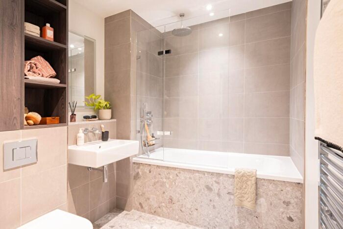 1 Bedroom Flat To Rent In Bloom East, Nine Elms Ln, Nine Elms, London, SW11