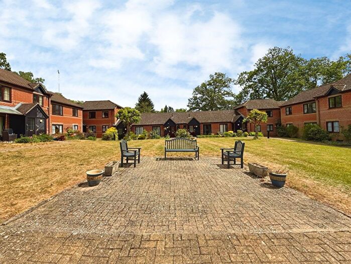 2 Bedroom Flat For Sale In Copenhagen Walk, Crowthorne, Berkshire, RG45