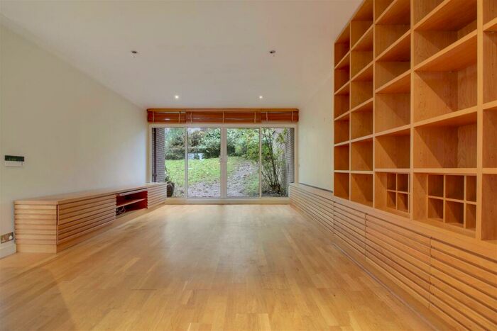 2 Bedroom Flat To Rent In Falcon Lodge Oakhill Park, Hampstead, NW3