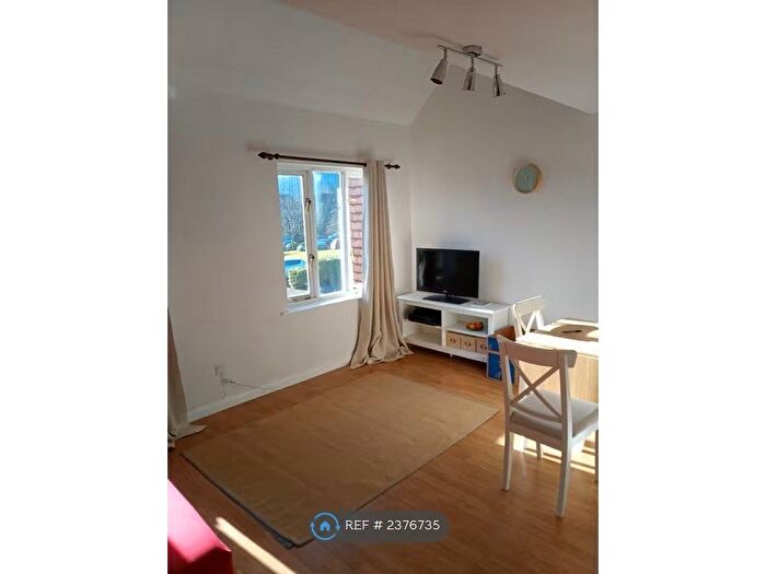 2 Bedroom Flat To Rent In Varsity Drive, Twickenham, TW1