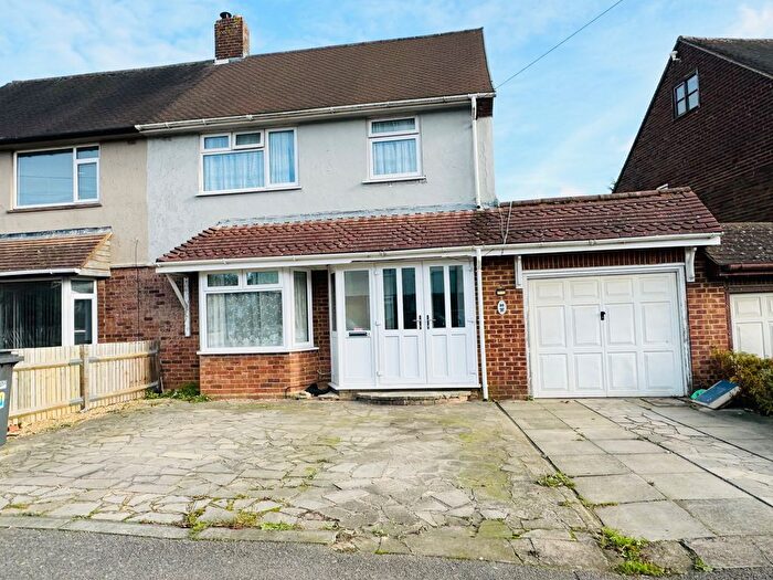 3 Bedroom Semi-Detached House To Rent In South Drift Way, Luton, LU1