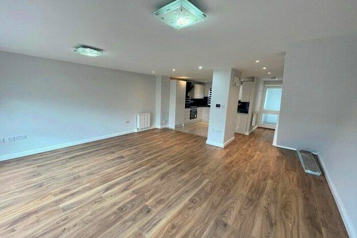 2 Bedroom Property To Rent In Limes Avenue, Chigwell, IG7