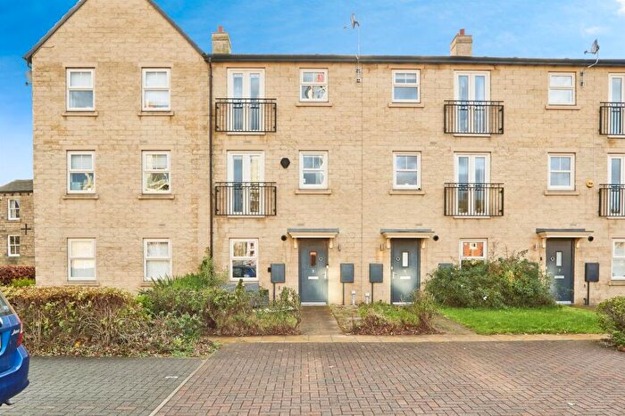 2 Bedroom Town House For Sale In Holts Crest Way, Leeds, LS12