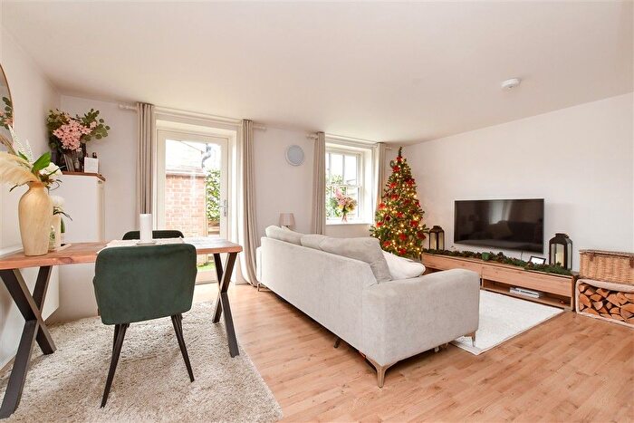 1 Bedroom Flat For Sale In Church Street, Leatherhead, Surrey, KT22
