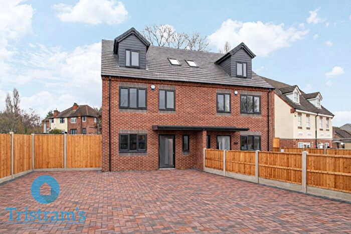 4 Bedroom Semi Detached House To Rent In Cockington Road, Nottingham, NG8