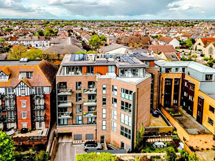 2 Bedroom Flat For Sale In Leigh Road, Leigh-On-Sea, SS9
