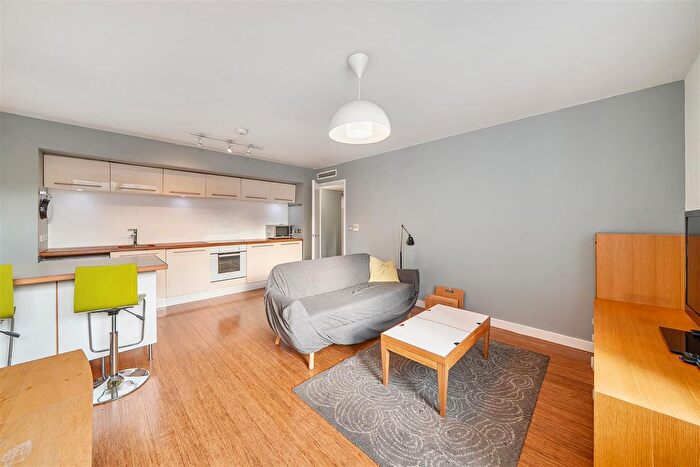 2 Bedroom Flat To Rent In Greenhouse, Leeds, LS11