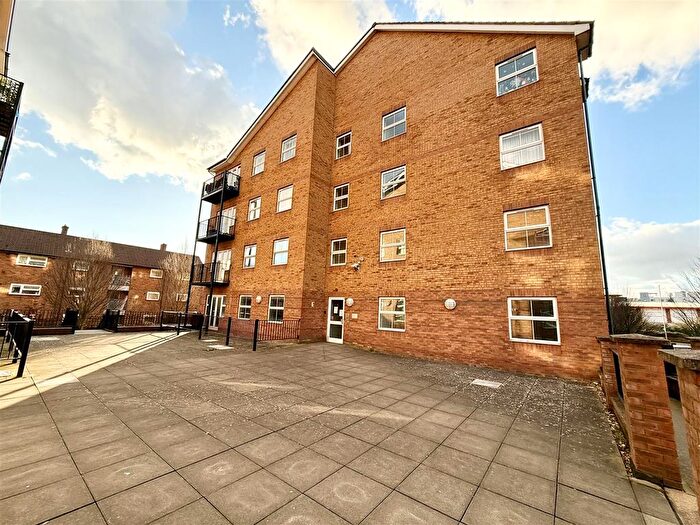 2 Bedroom Flat For Sale In Holly Street, Luton, LU1