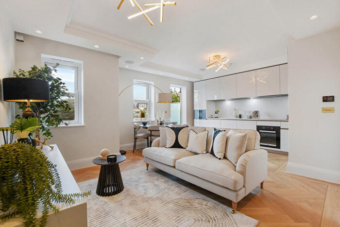 2 Bedroom Apartment For Sale In Luxen Court, The Ridgeway, EN2