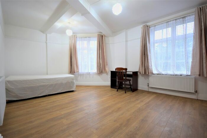 3 Bedroom Flat To Rent In Brixton Road, Brixton, SW9
