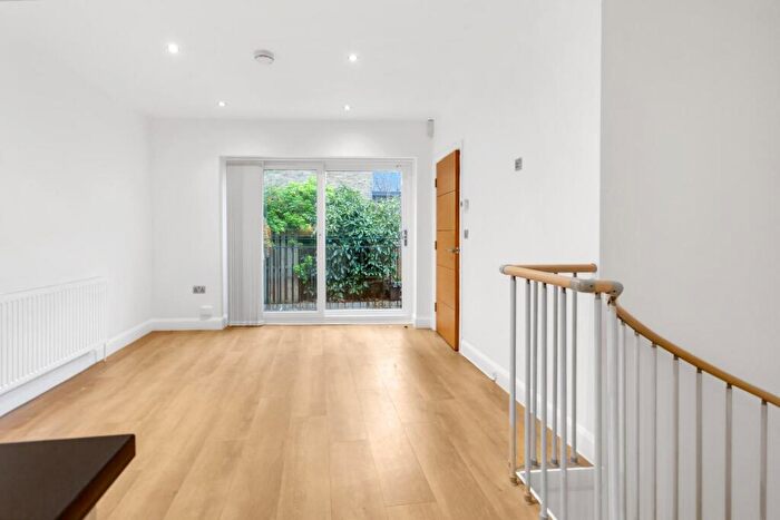 2 Bedroom Flat To Rent In Newington Green Road, London, N1