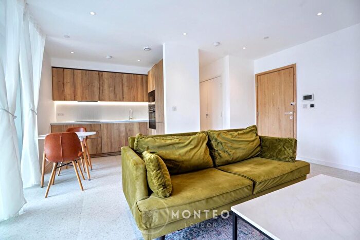 2 Bedroom Flat To Rent In Jacquard Point, Tapestry Way, Tower Hamlets, London, E1