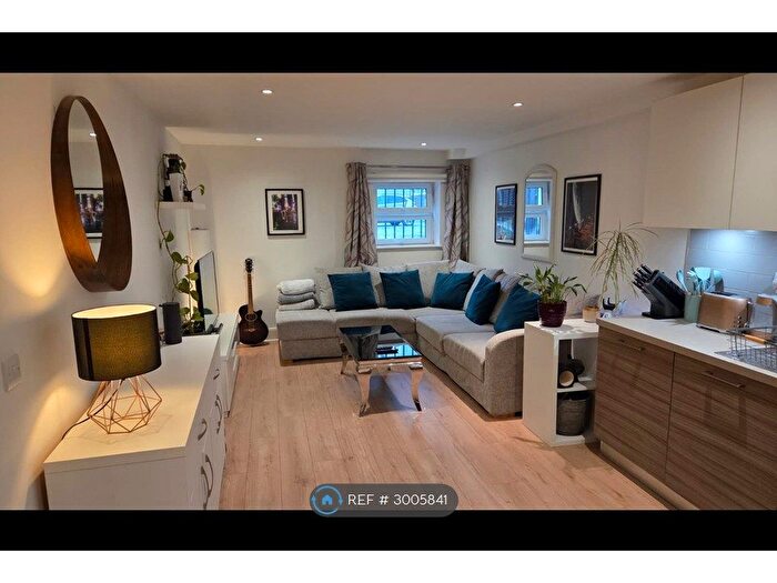 2 Bedroom Flat To Rent In South Street, Romford, RM1