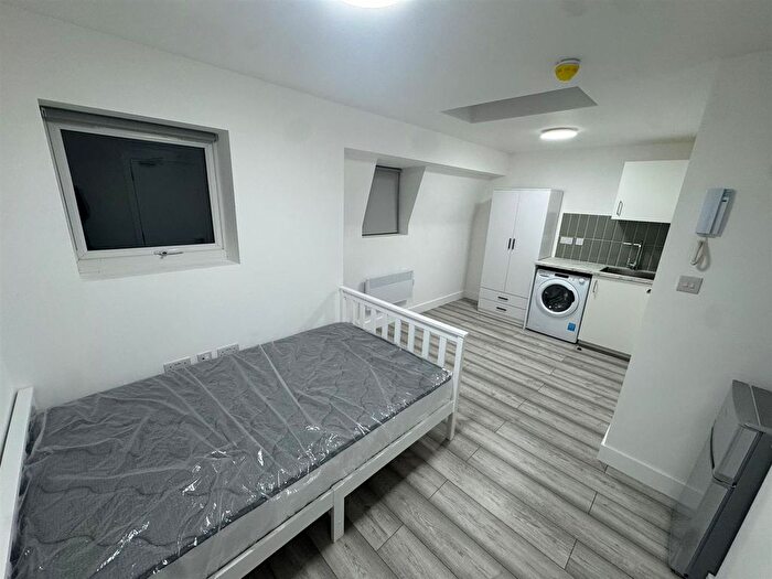 Studio To Rent In Gibbons Close, Borehamwood, WD6